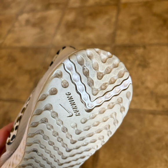 Nike revolution 5 premium leopard sneakers size 6.5 - Picture 4 of 7